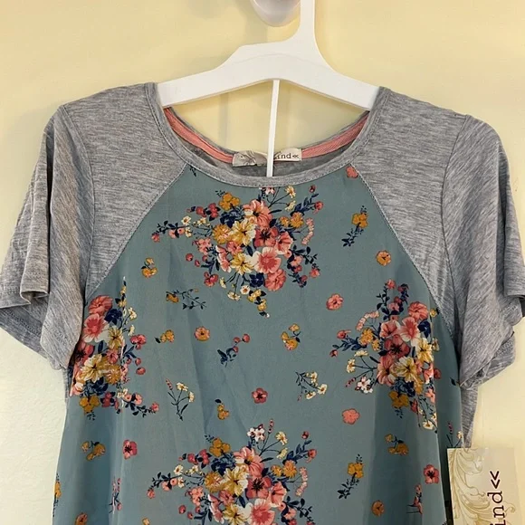 Rewind brand new gray and blue floral Tshirt - Picture 2 of 7